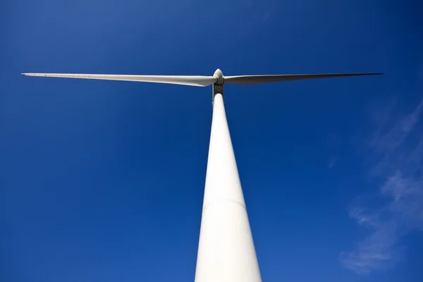 Turbina eolica bianca che genera elettricità sul cielo blu — Foto Stock