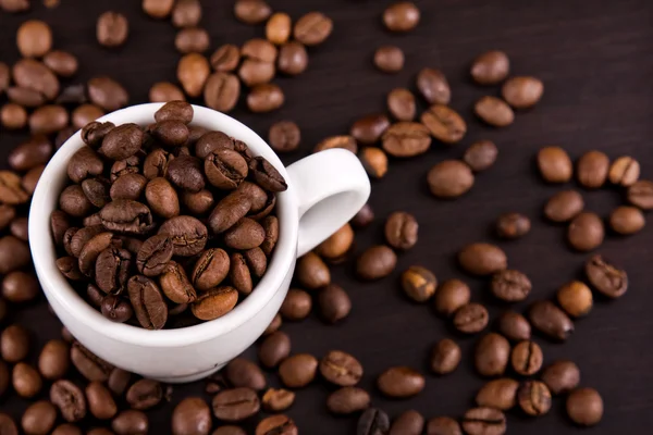 Чашка кавових зерен на столі — стокове фото