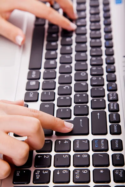 Close-up de mãos secretária tocando a chave do computador durante o trabalho — Fotografia de Stock