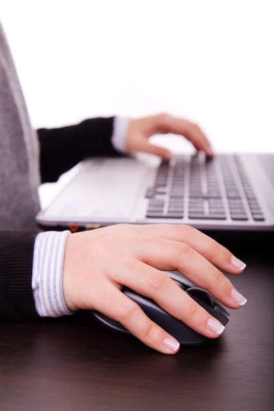 Крупный план женской руки на мышке во время работы над ноутбуком — стоковое фото