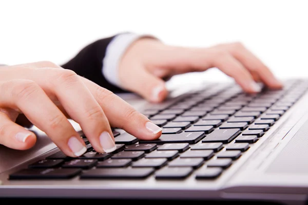 Close-up de secretários mão tocando chaves do computador durante o trabalho — Fotografia de Stock