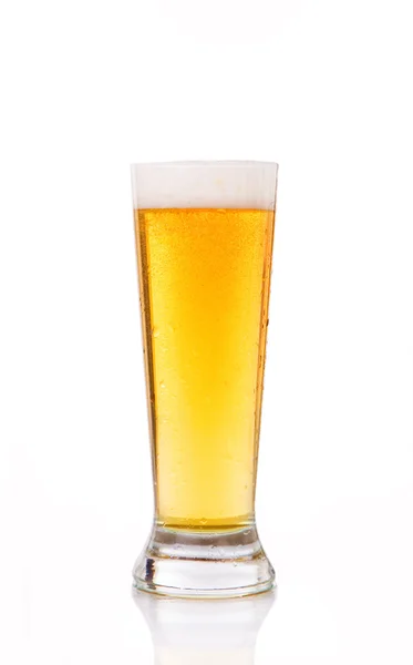 Ποτήρι μπύρα λευκό φόντο — Φωτογραφία Αρχείου
