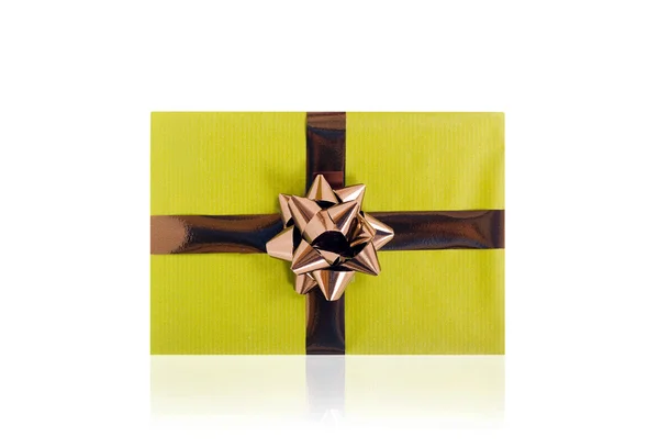 Singola scatola regalo verde con nastro marrone su sfondo bianco . — Foto Stock