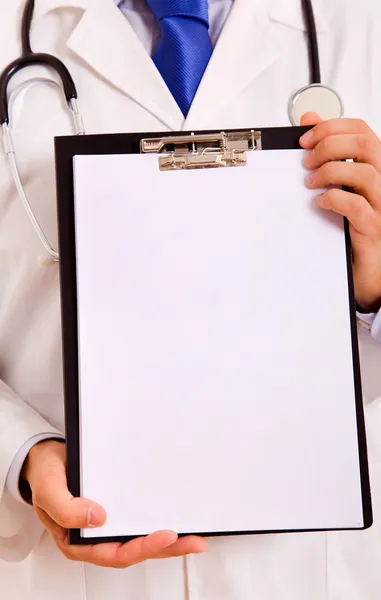 Doutor mostrando área de transferência em branco para escrevê-lo em sua bagunça pessoal — Fotografia de Stock