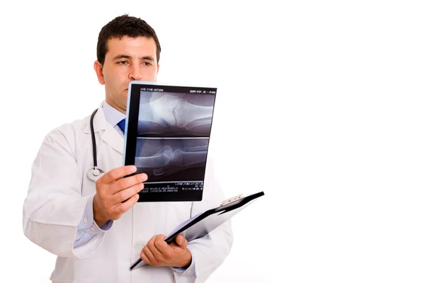 Jonge arts kijken naar een patiënt x-ray — Stockfoto