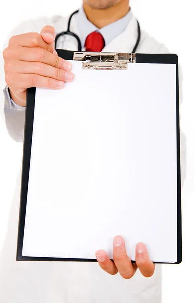 Доктор показывает пустой блокнот, чтобы написать его на вашем личном беспорядке — стоковое фото