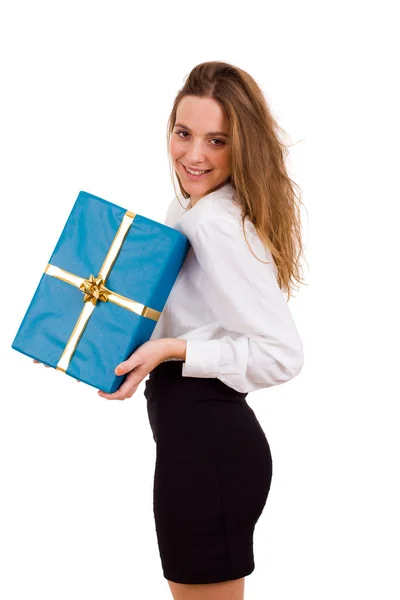 Giovane ragazza sexy sorride e tenendo un regalo in imballaggio su bianco — Foto Stock