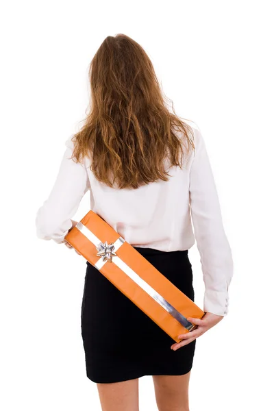 Geschäftsfrau mit einem Geschenk auf dem Rücken, isoliert auf weiß — Stockfoto