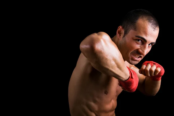 Mladý boxer bojovník na černém pozadí — Stock fotografie