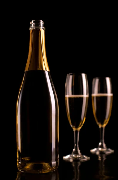 Copos de champanhe e garrafa no fundo preto. Ano Novo celeb — Fotografia de Stock