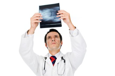 genç doktor beyaz izole röntgen incelenmesi