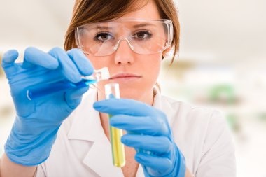 laboratuarda çalışan genç kadın bilim