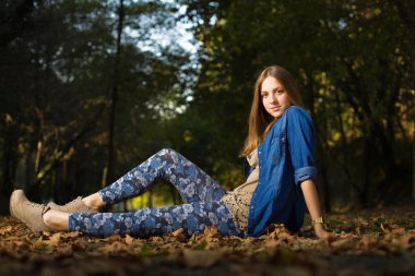 sonbahar ormanı poz şehvetli genç kadının portresi