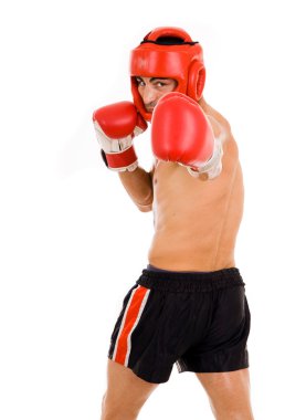Genç boksör savaşçı bir yumruk yaparak eldiven ve kask boks ile