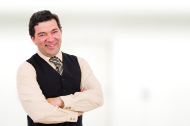 yakın çekim bir ofiste bir neşeli olgun iş adamı portresi
