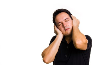 Kulak ağrısı, üzerinde beyaz izole ile acı içinde genç adam