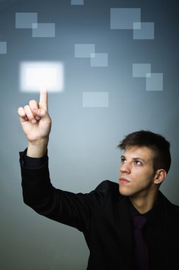 dijital bir düğmeye basarak genç iş adamı