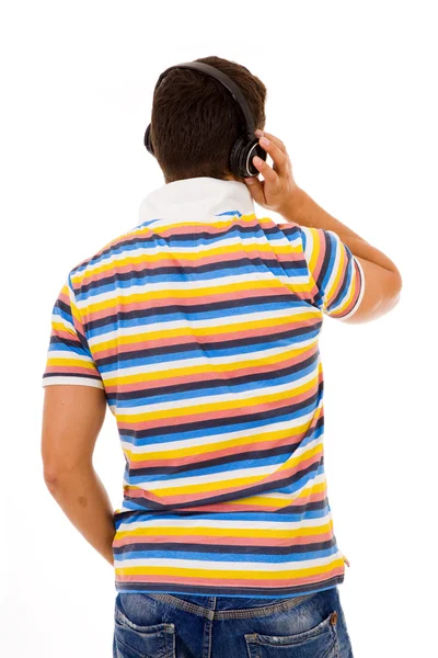 Vista trasera de un joven escuchando música con auriculares, aislado —  Fotos de Stock