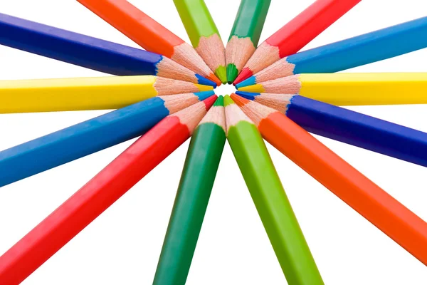 Кольорові олівці в розташуванні кольорів колірного колеса на білому фоні — стокове фото