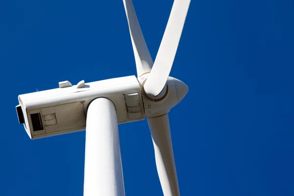 Detalle superior de un molino de viento para la producción de energía eléctrica contra b — Foto de Stock