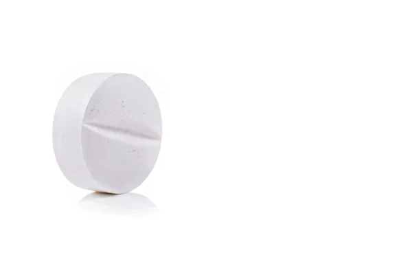 Comprimido médico branco no fundo branco — Fotografia de Stock