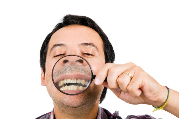 Grappig beeld van een man met Vergrootglas opgehouden om gezicht uit — Stockfoto