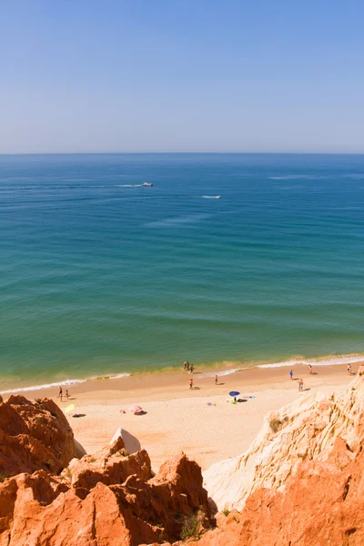 Praia na costa algarvia, a sul de Portugal — Fotografia de Stock