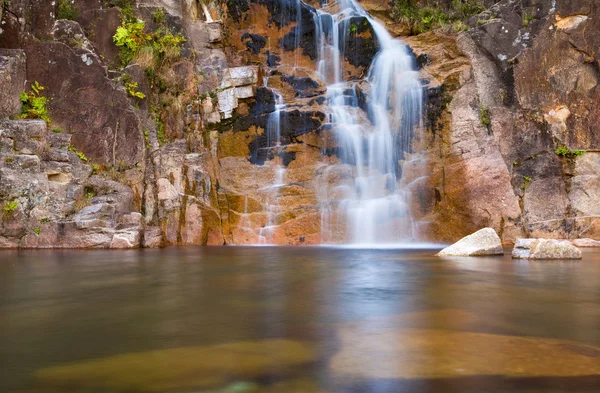Djupa skogen vattenfall i geres national park, norr om portugal. — Stockfoto