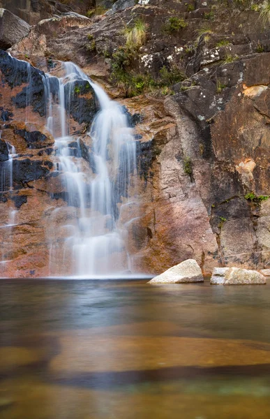Tiefer Waldwasserfall im geres nationalpark, nördlich von portugal. — Stockfoto