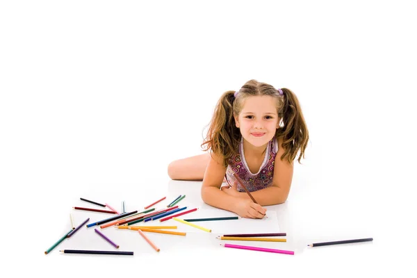 Χαριτωμένο παιδί ισοπαλία με πολύχρωμα μολύβια και χαμόγελο, απομονωμένο, πάνω από το w — Φωτογραφία Αρχείου