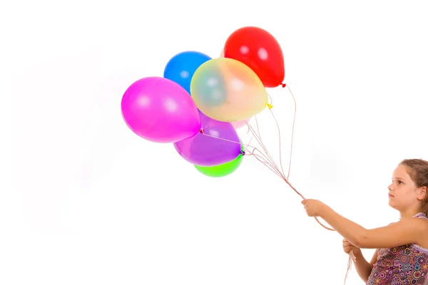 Studio foto van een klein meisje met ballonnen, geïsoleerd op whi — Stockfoto