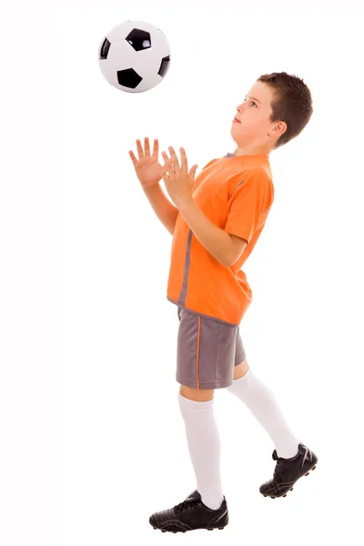 Αγόρι με μπάλα ποδοσφαίρου. απομονωθεί σε λευκό — Φωτογραφία Αρχείου