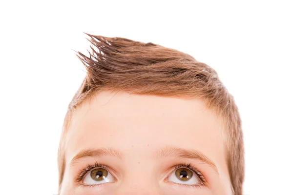 Close-up de um menino pequeno olhando para cima — Fotografia de Stock