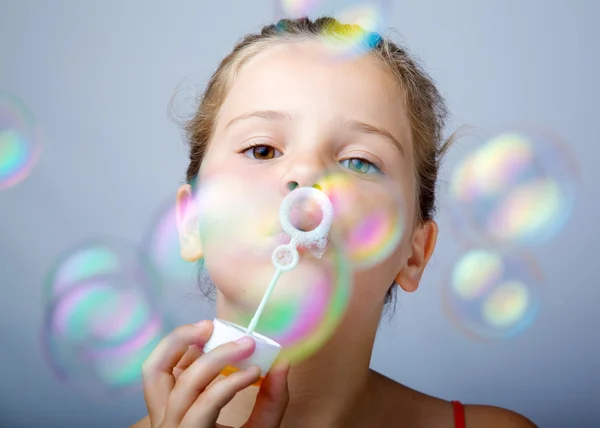 Portré vicces szép kislány fúj szappanbuborékok — Stock Fotó
