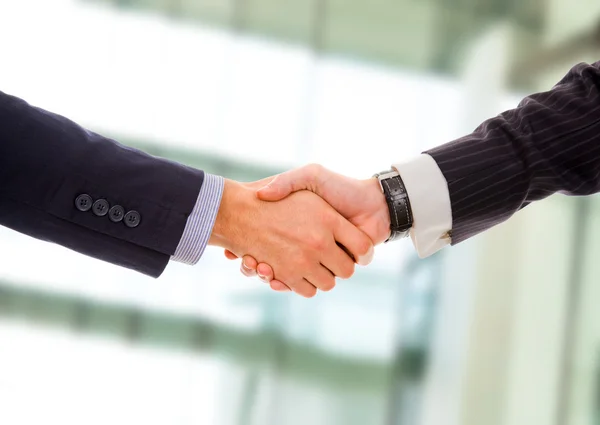 Homens de negócios apertam a mão no escritório — Fotografia de Stock