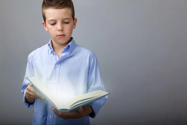 Bild eines intelligenten Kindes beim Lesen eines Buches — Stockfoto