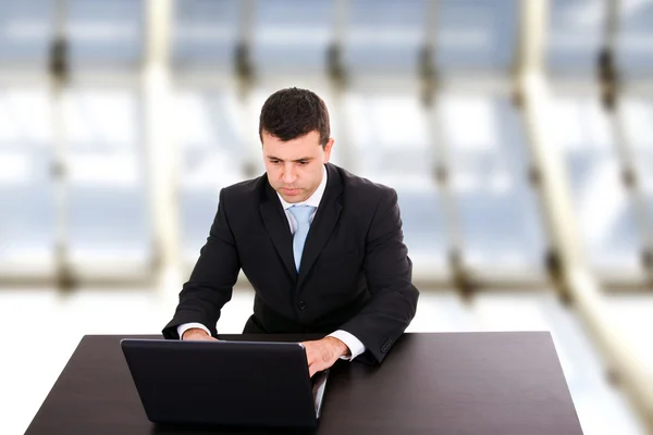 Unga företag man arbetar med är laptop på kontoret — Stockfoto