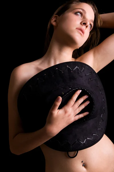 Portrét nahé mladé ženy, pokrývající její prsa s kloboukem aga — Stock fotografie