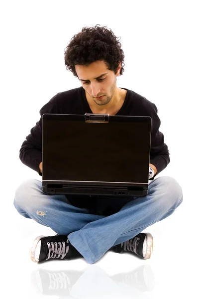 Młody człowiek z laptopa, na białym tle — Zdjęcie stockowe