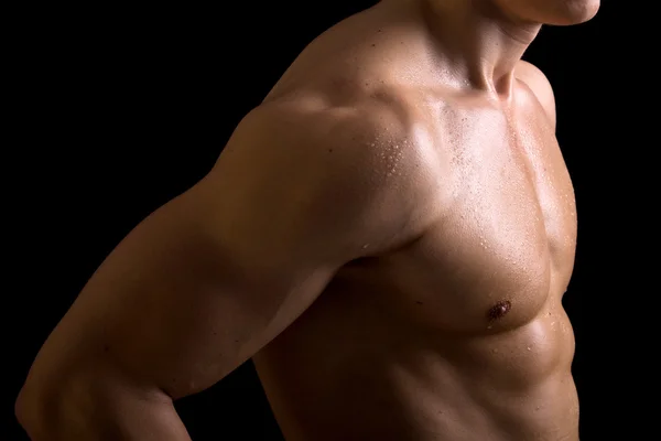 Belo muscular masculino torso no preto fundo — Fotografia de Stock