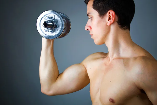 Fitness - kraftfull muskulös man lyfta vikter — Stockfoto