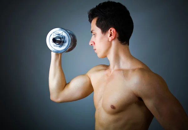 Fitness - kraftfull muskulös man lyfta vikter — Stockfoto