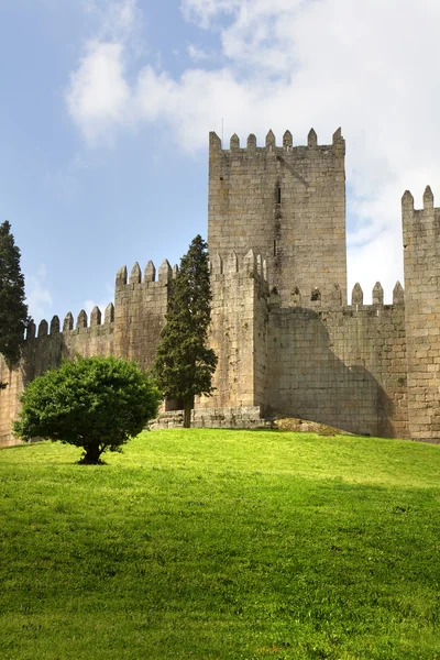 Castelo de Guimarães, e parque circundante, no norte de Portugal — Fotografia de Stock