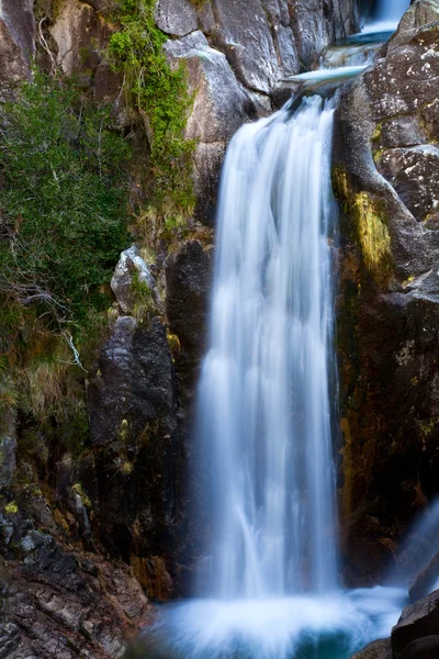 Hluboký lesní vodopád v národním parku geres, Portugalsko — Stock fotografie