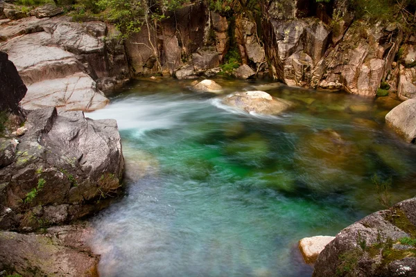 Cascata fluviale nel parco nazionale portoghese di Geres, nel — Foto Stock