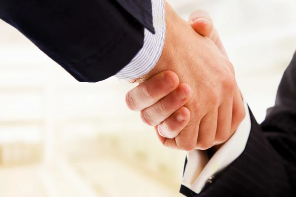 Photo de poignée de main des partenaires commerciaux après avoir conclu un accord — Photo