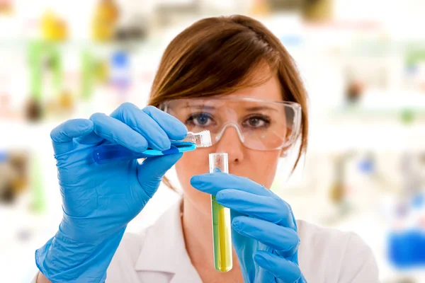Unga kvinnliga forskare som arbetar i laboratoriet — Stockfoto