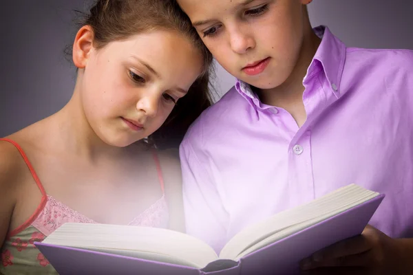 Immagine di bambini intelligenti che leggono un libro interessante — Foto Stock