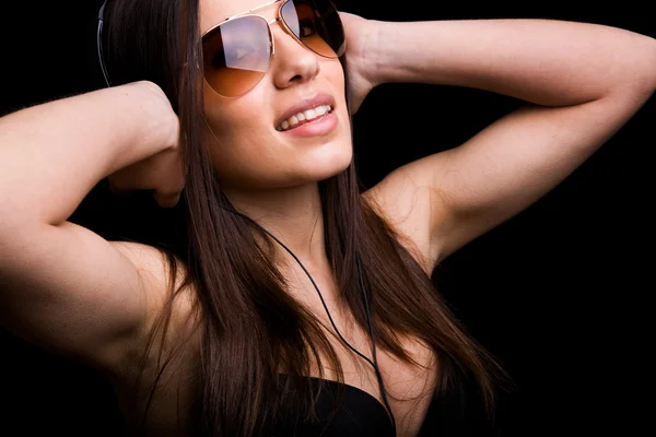 Portret van gelukkig meisje een muziek in koptelefoon luisteren. over bla — Stockfoto