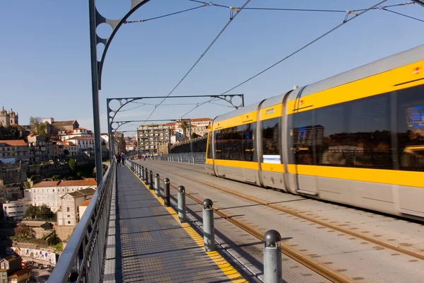 Metro en el puente. oPorto, norte de Portugal — Foto de Stock